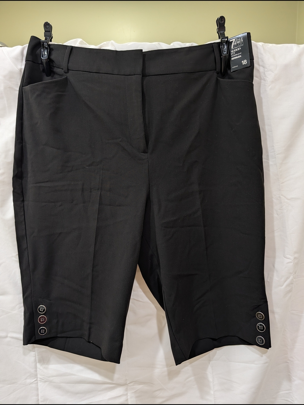 7th Avenue Design Studio Black Bermuda Shorts Size 18 NWT Button